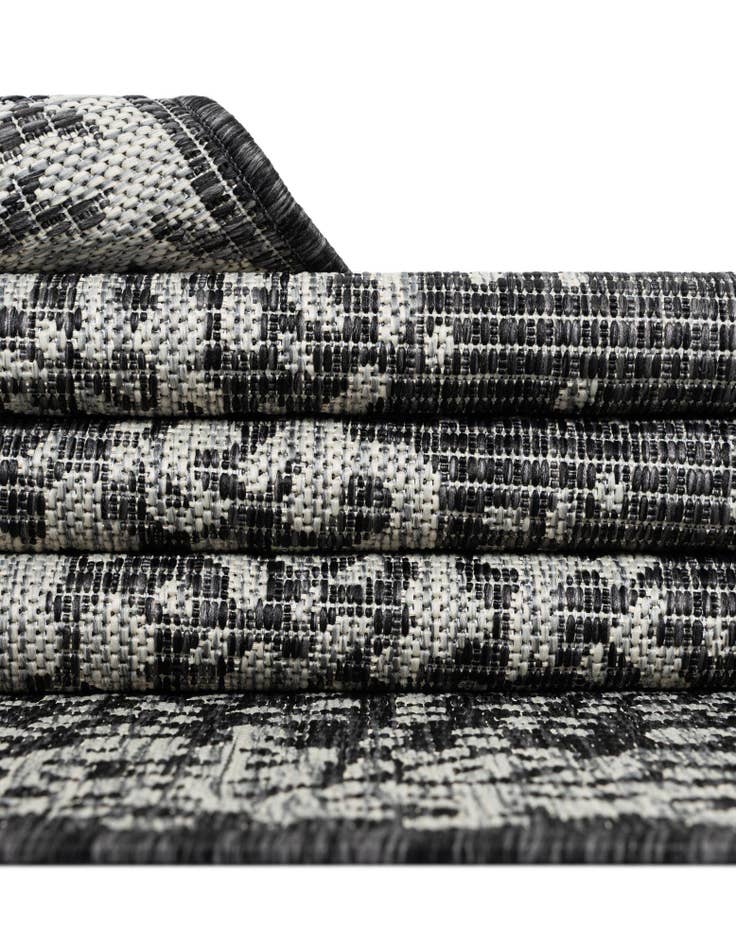 Detail image of  7' x 10'  Washable Traditional Indoor / Outdoor Rug