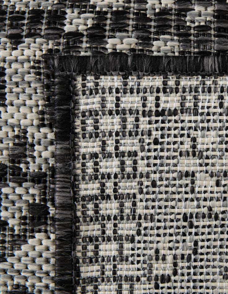 Detail image of  7' x 10'  Washable Traditional Indoor / Outdoor Rug