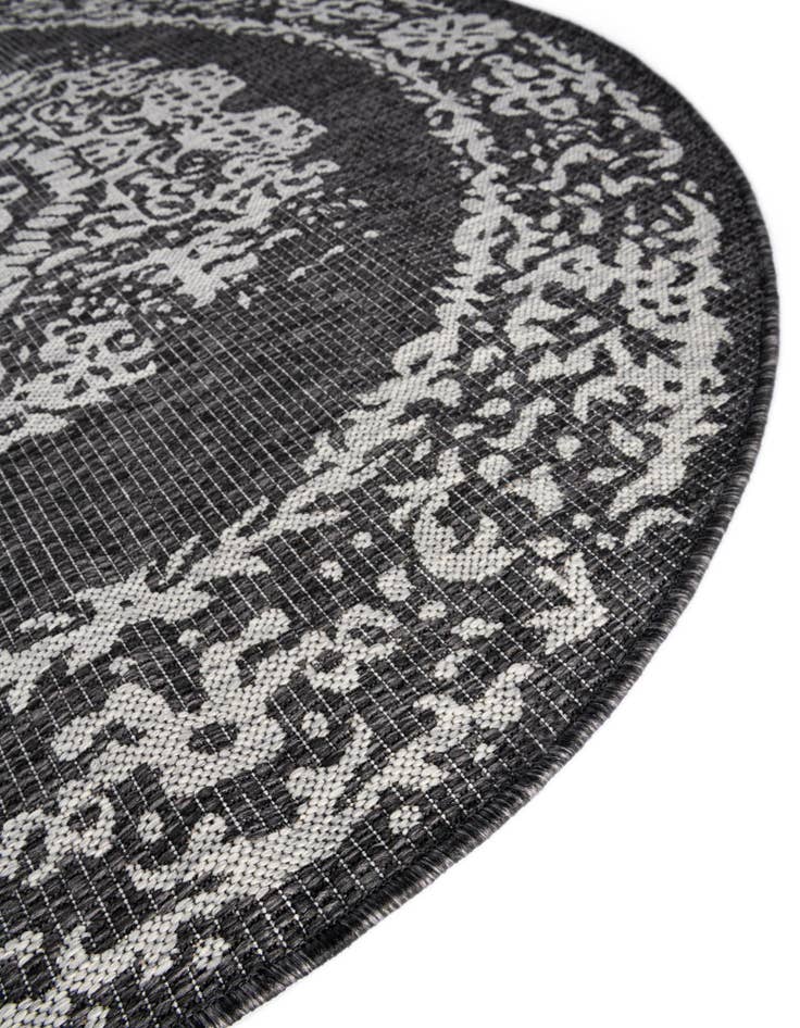 Detail image of  7' 10 x 7' 10  Washable Traditional Indoor / Outdoor Round Rug