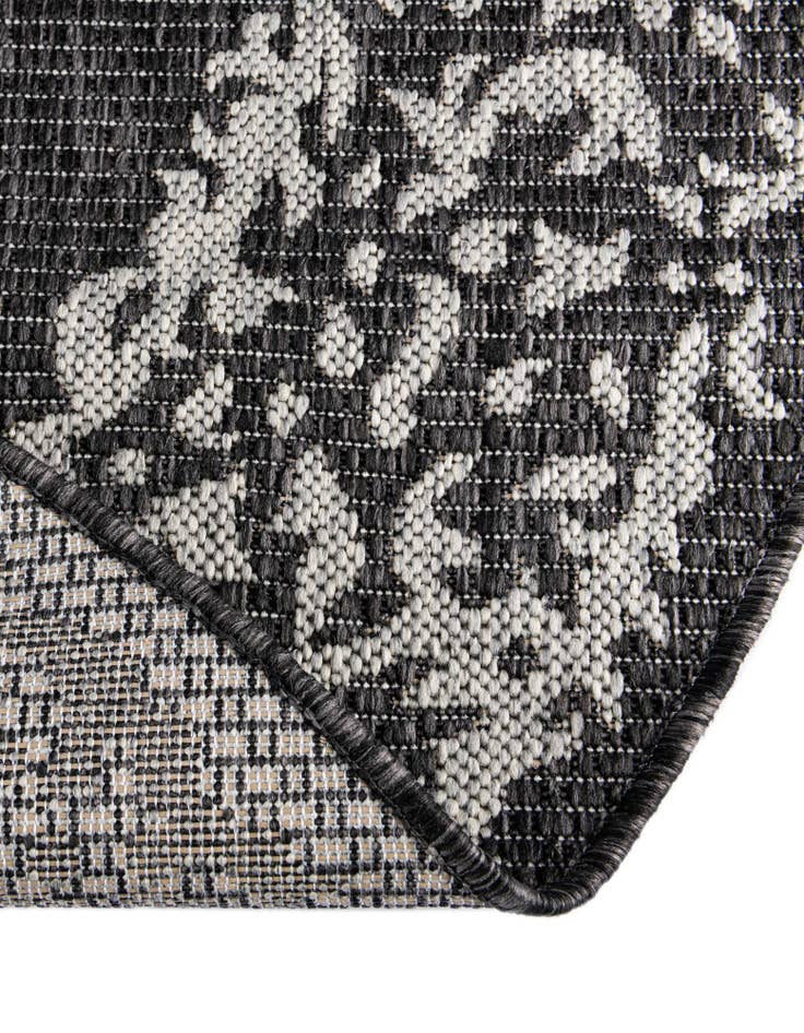 Detail image of  7' 10 x 7' 10  Washable Traditional Indoor / Outdoor Round Rug