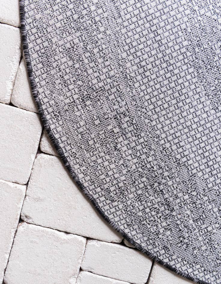 Detail image of  7' 10 x 7' 10  Washable Traditional Indoor / Outdoor Round Rug