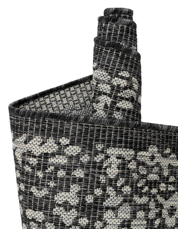 Detail image of  7' 10 x 7' 10  Washable Traditional Indoor / Outdoor Round Rug