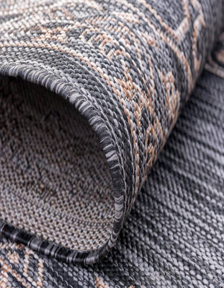 Detail image of  4' x 4'  Washable Traditional Indoor / Outdoor Round Rug