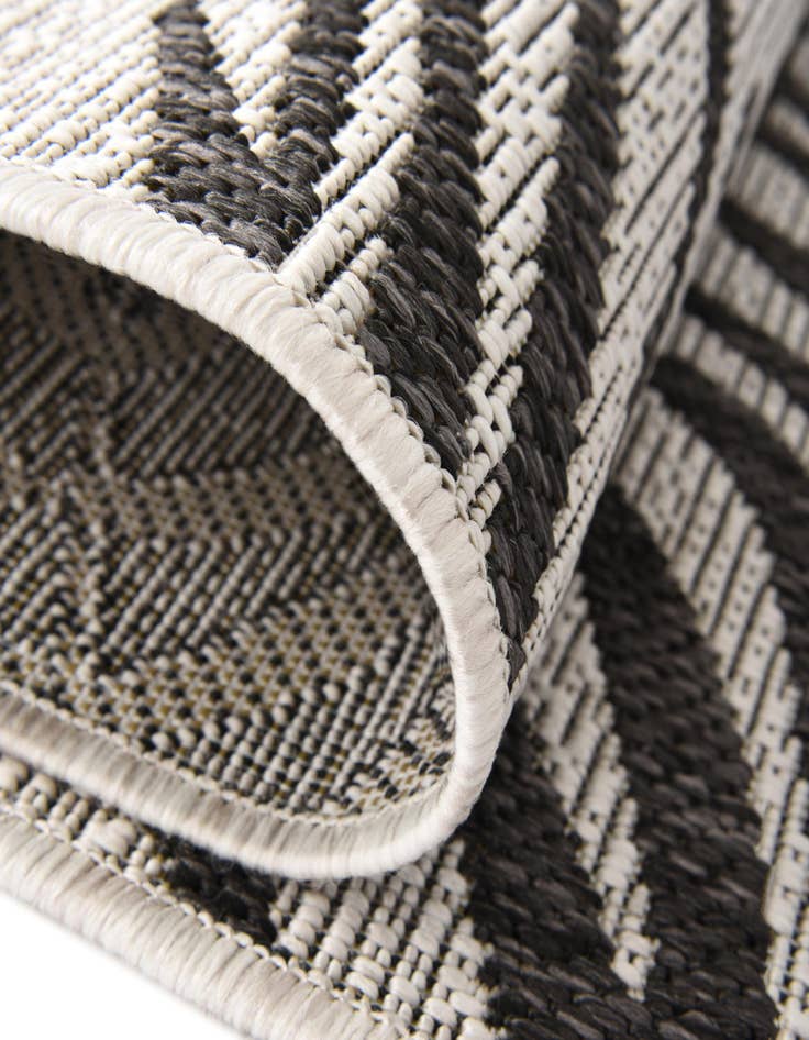 Detail image of  4' x 4'  Washable Botanical Indoor / Outdoor Round Rug