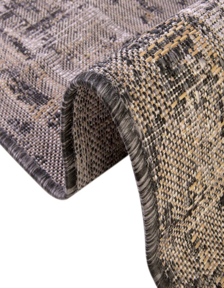 Detail image of  7' 10 x 7' 10  Washable Traditional Indoor / Outdoor Octagon Rug