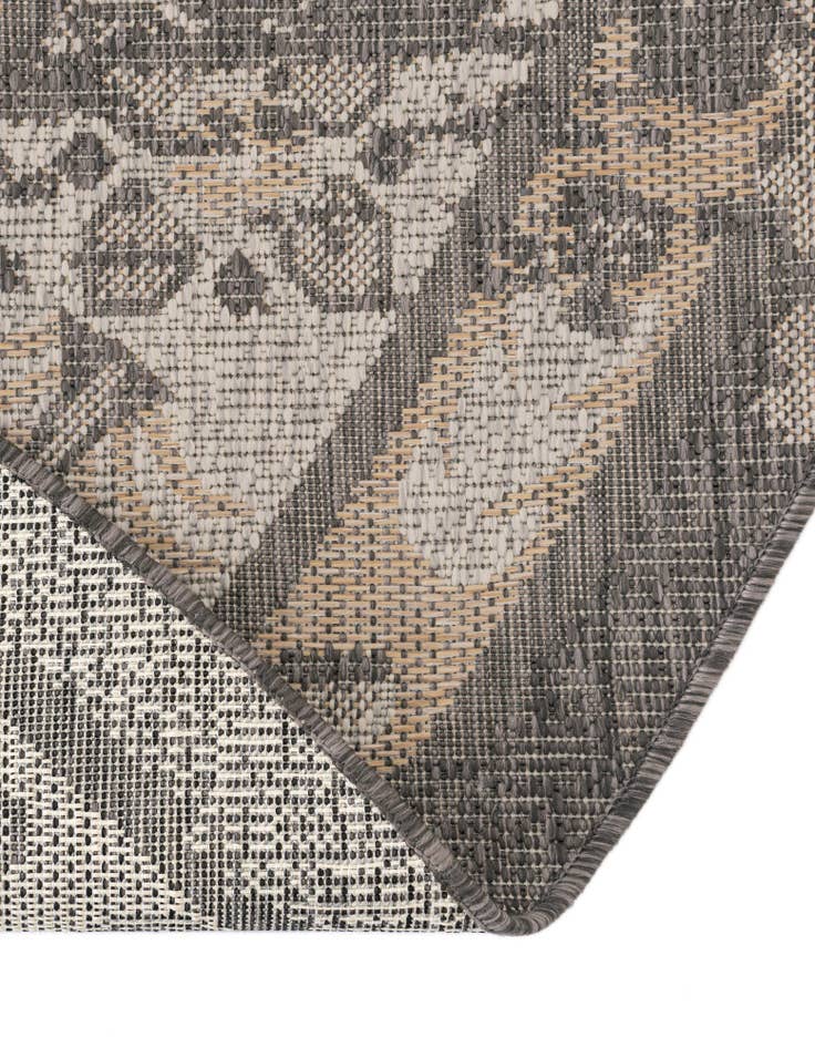 Detail image of  7' 10 x 10'  Washable Traditional Indoor / Outdoor Oval Rug