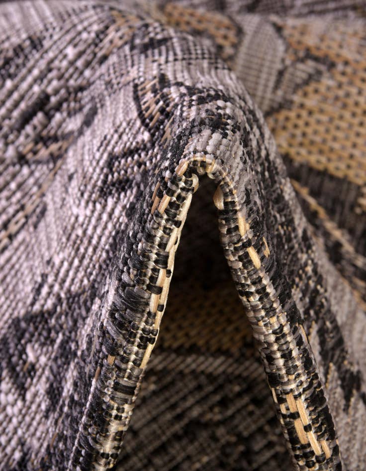 Detail image of  3' x 5' 3  Washable Traditional Indoor / Outdoor Oval Rug