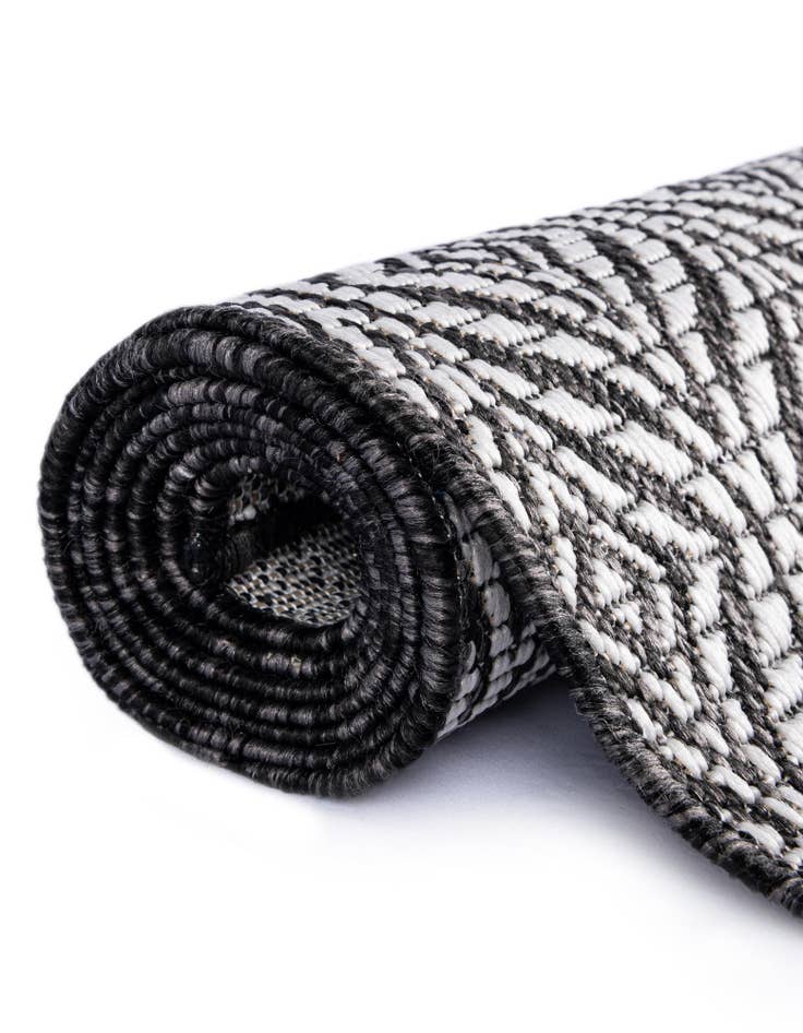 Detail image of  7' x 10'  Washable Lattice Indoor / Outdoor Rug