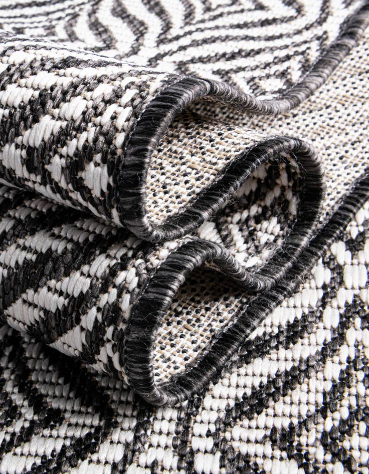 Detail image of  7' x 10'  Washable Lattice Indoor / Outdoor Rug