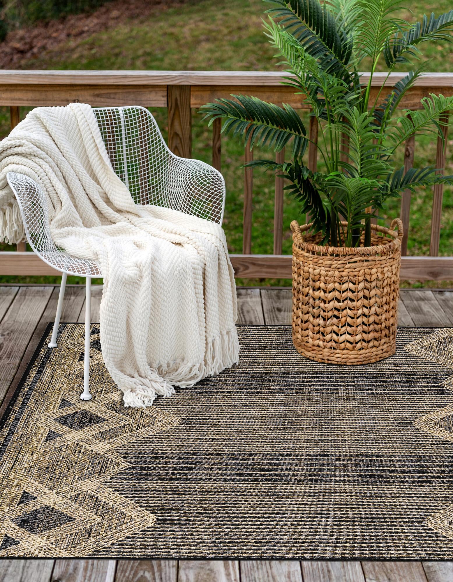 Charcoal 5' x 7' Modern Indoor / Outdoor Rug | Rugs.com