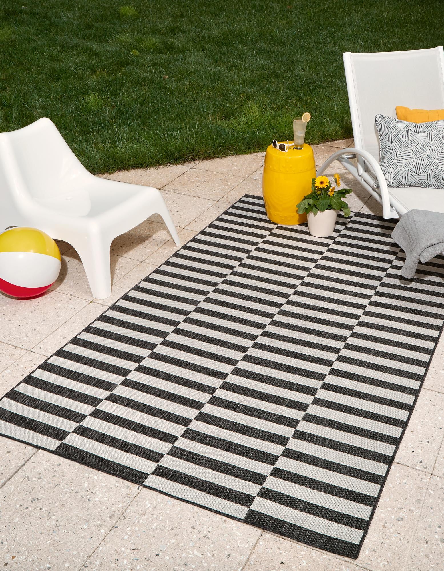 Charcoal 4' x 6' Ribbon Indoor / Outdoor Rug | Rugs.com
