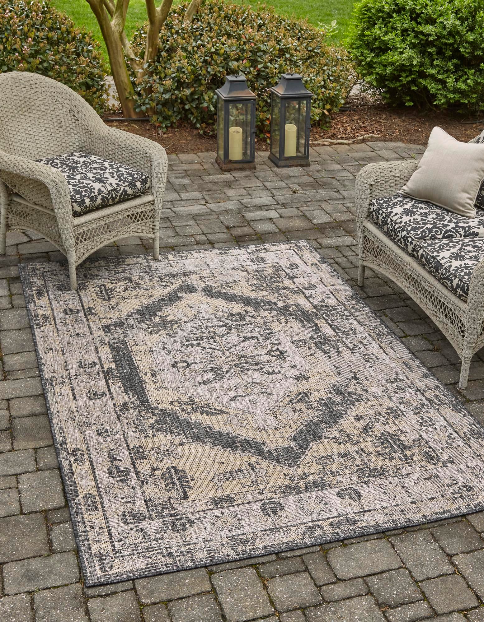 Charcoal 4' x 6' Traditional Indoor / Outdoor Rug | Rugs.com