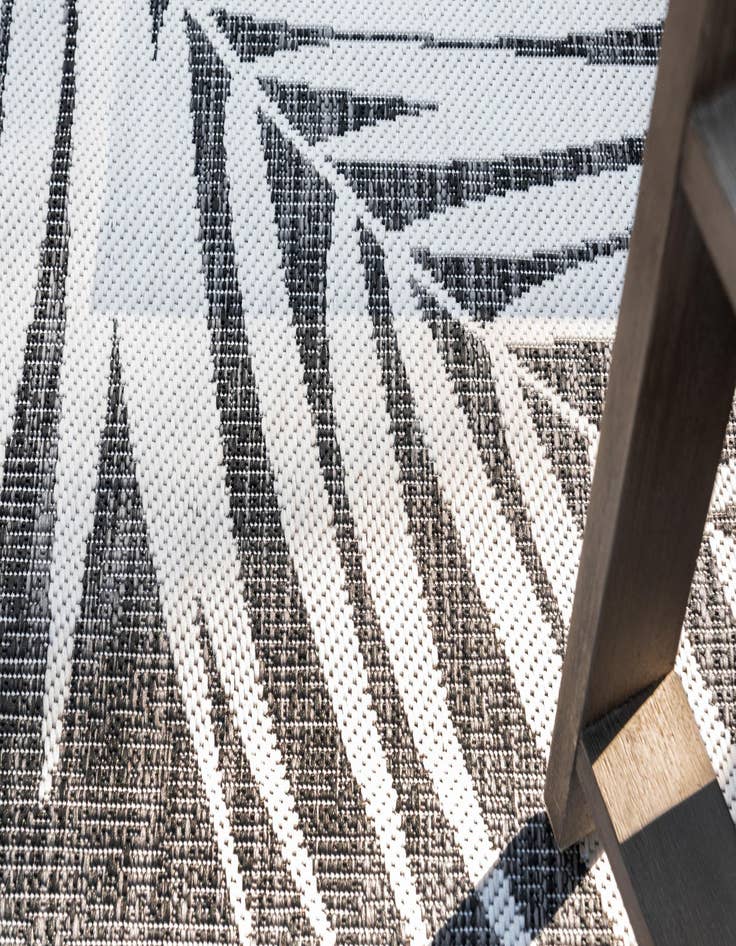 Detail image of  13' x 13'  Washable Botanical Indoor / Outdoor Round Rug