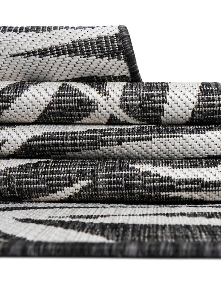 Detail image of  13' x 13'  Washable Botanical Indoor / Outdoor Round Rug