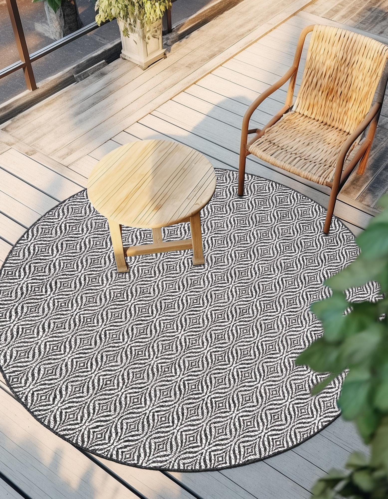 Charcoal 7' 10 x 7' 10 Lattice Indoor / Outdoor Round Rug | Rugs.com