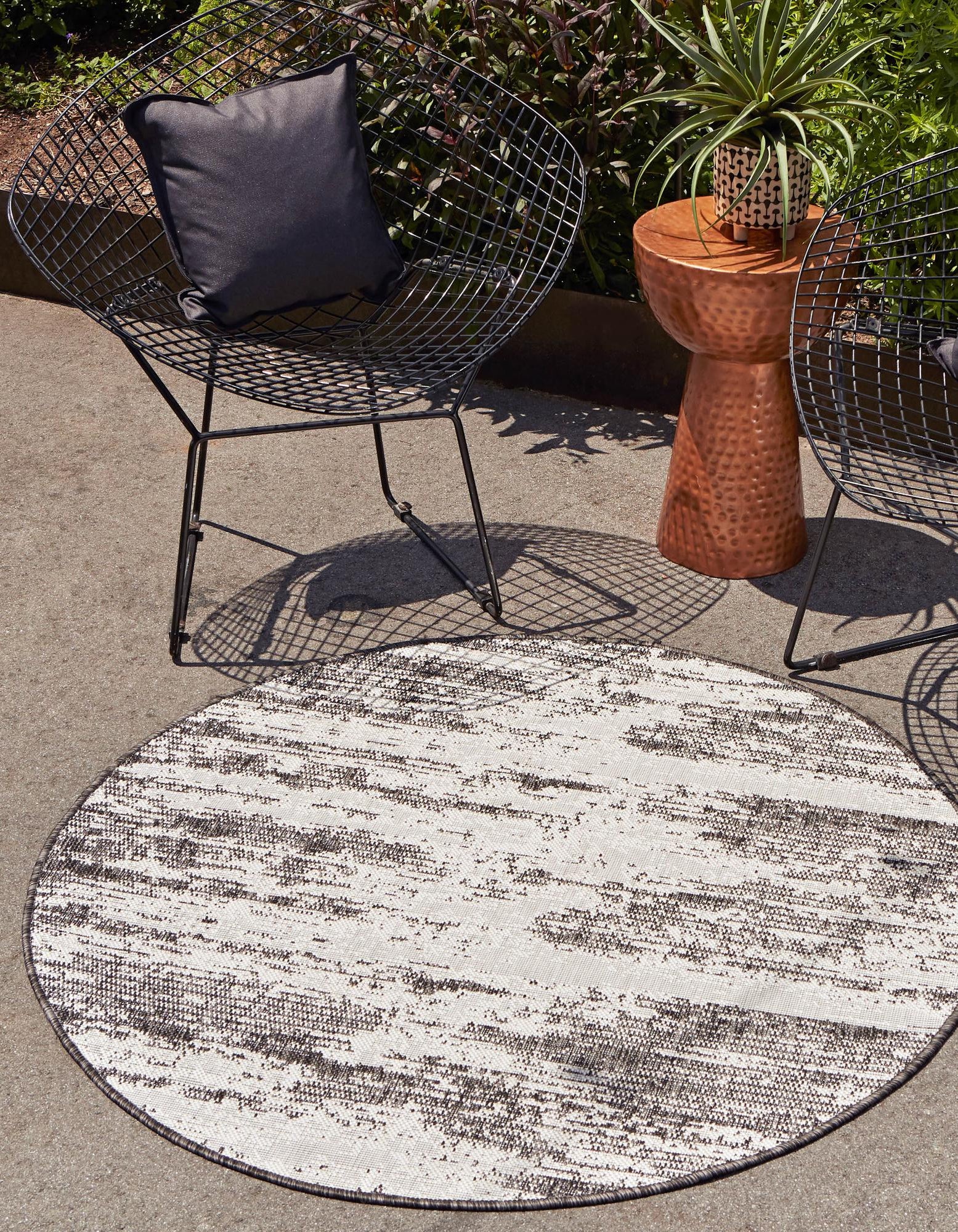 Charcoal 3' x 3' Sierra Modern Indoor / Outdoor Round Rug | Rugs.com