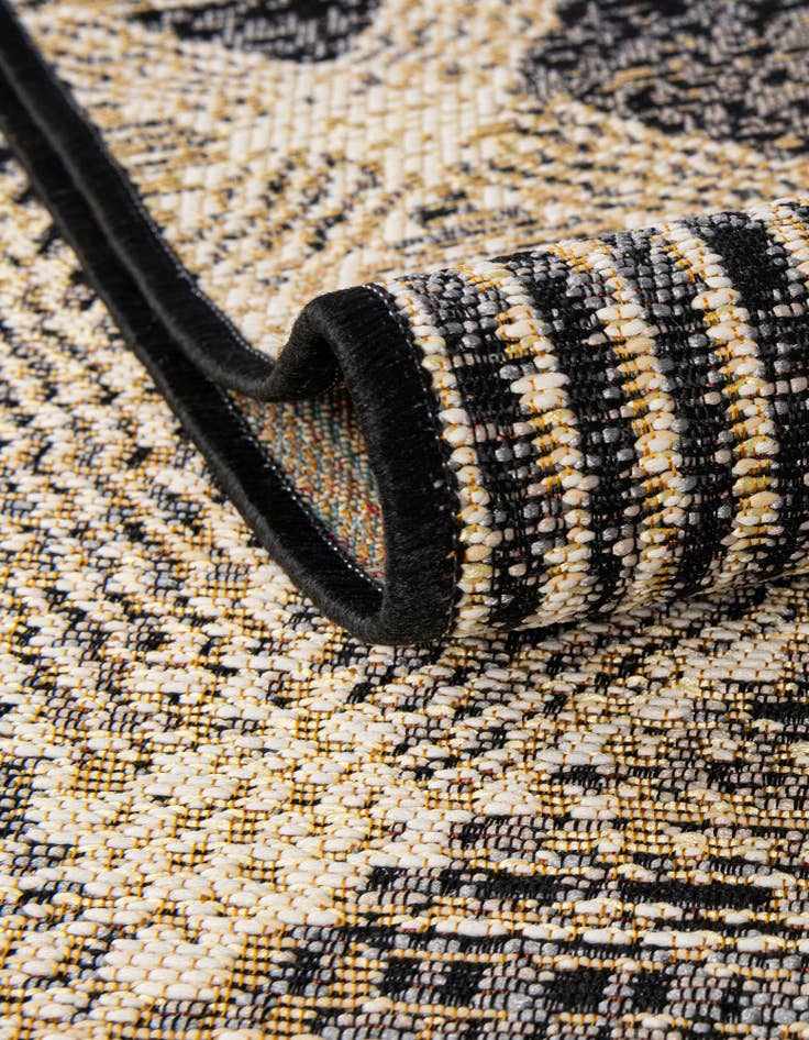 Detail image of  7' 10 x 7' 10  Washable Modern Indoor / Outdoor Square Rug