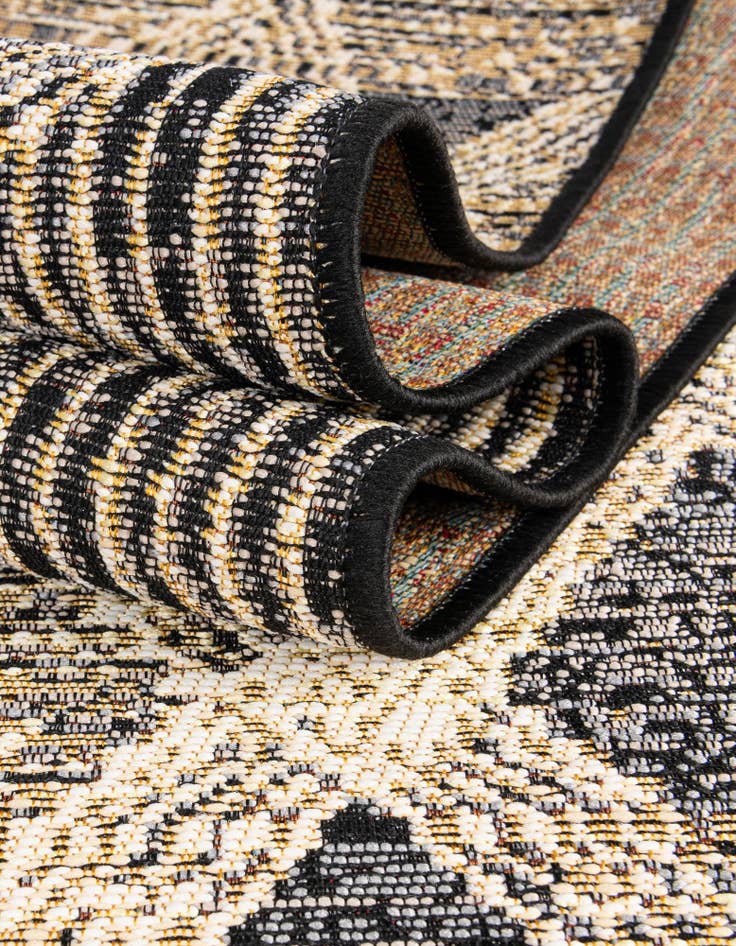 Detail image of  7' 10 x 7' 10  Washable Modern Indoor / Outdoor Square Rug