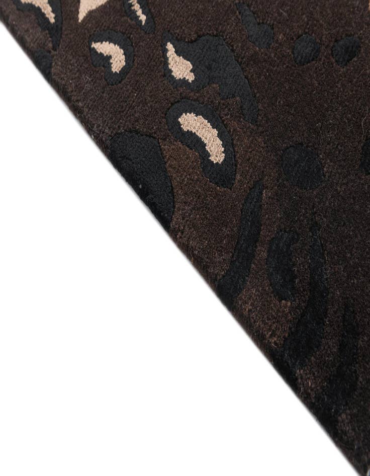 Detail image of  5' 8 x 8'  Hand Knotted Darya Wool Rug