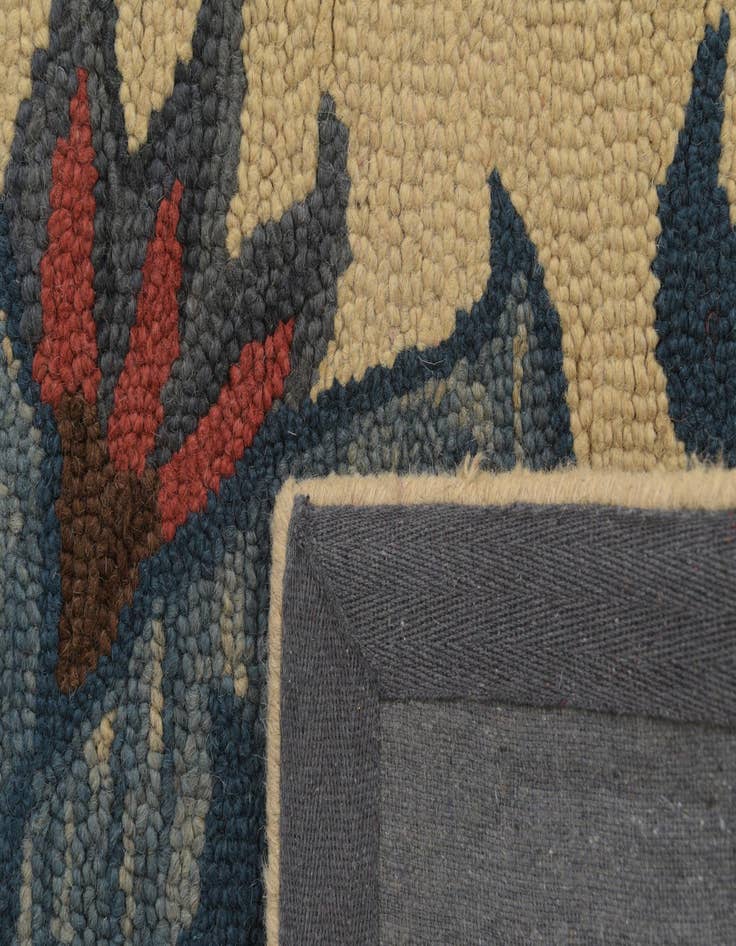 Detail image of  5' 1 x 8' Agra Wool Rug