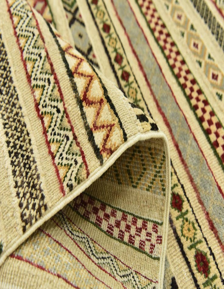 Detail image of  6' 10 x 9' 10  Hand Knotted Darya Rug