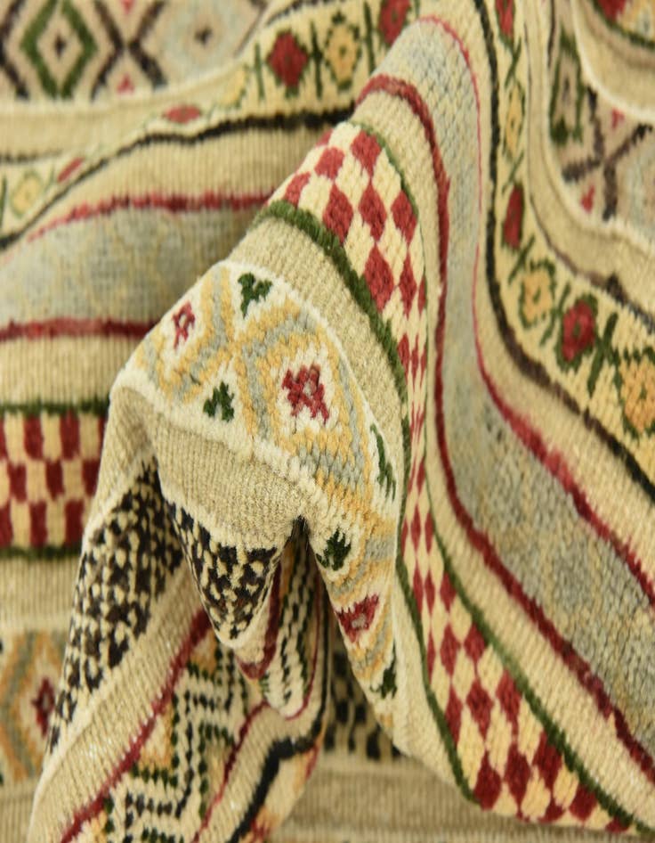 Detail image of  6' 10 x 9' 10  Hand Knotted Darya Rug