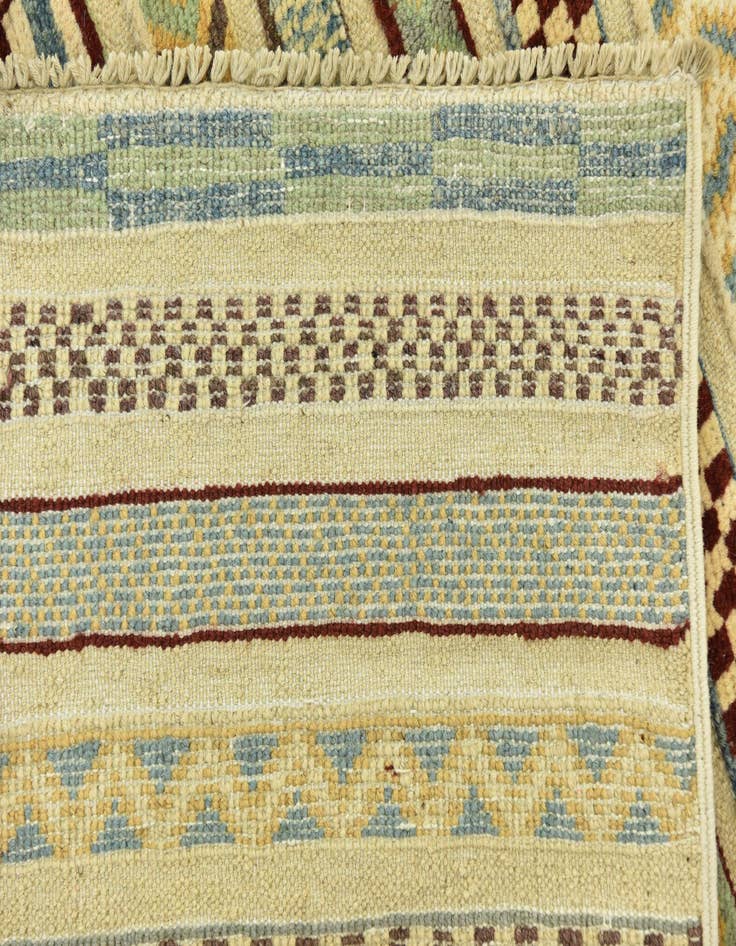 Detail image of  6' 6 x 9' 10  Hand Knotted Darya Rug