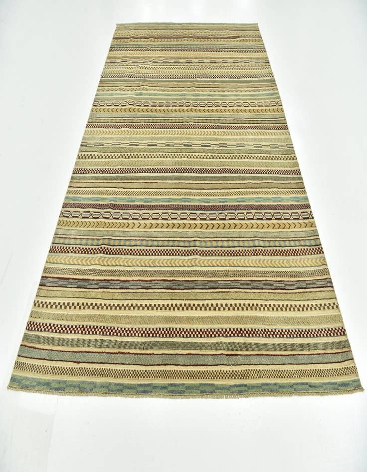 Detail image of  6' 6 x 9' 10  Hand Knotted Darya Rug