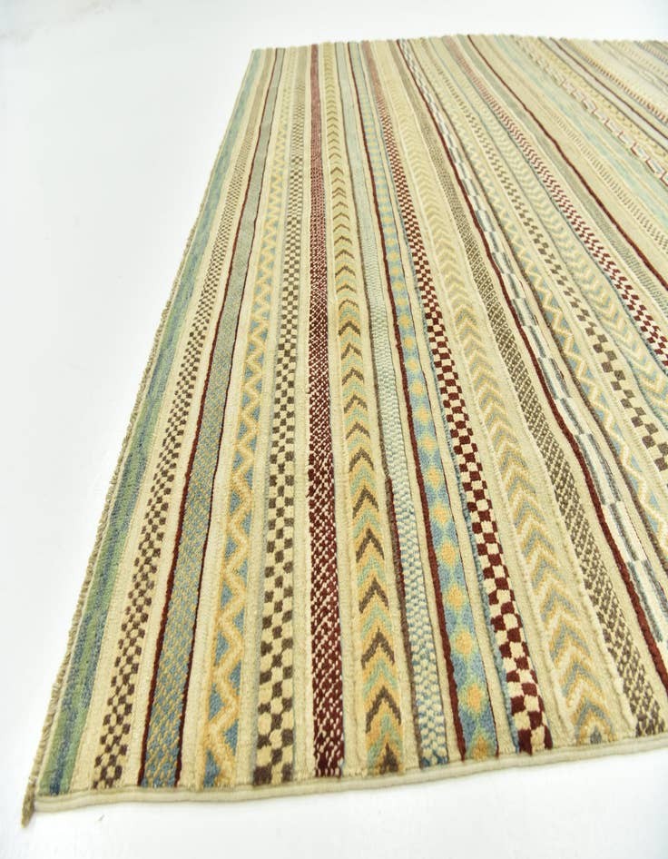 Detail image of  6' 6 x 9' 10  Hand Knotted Darya Rug