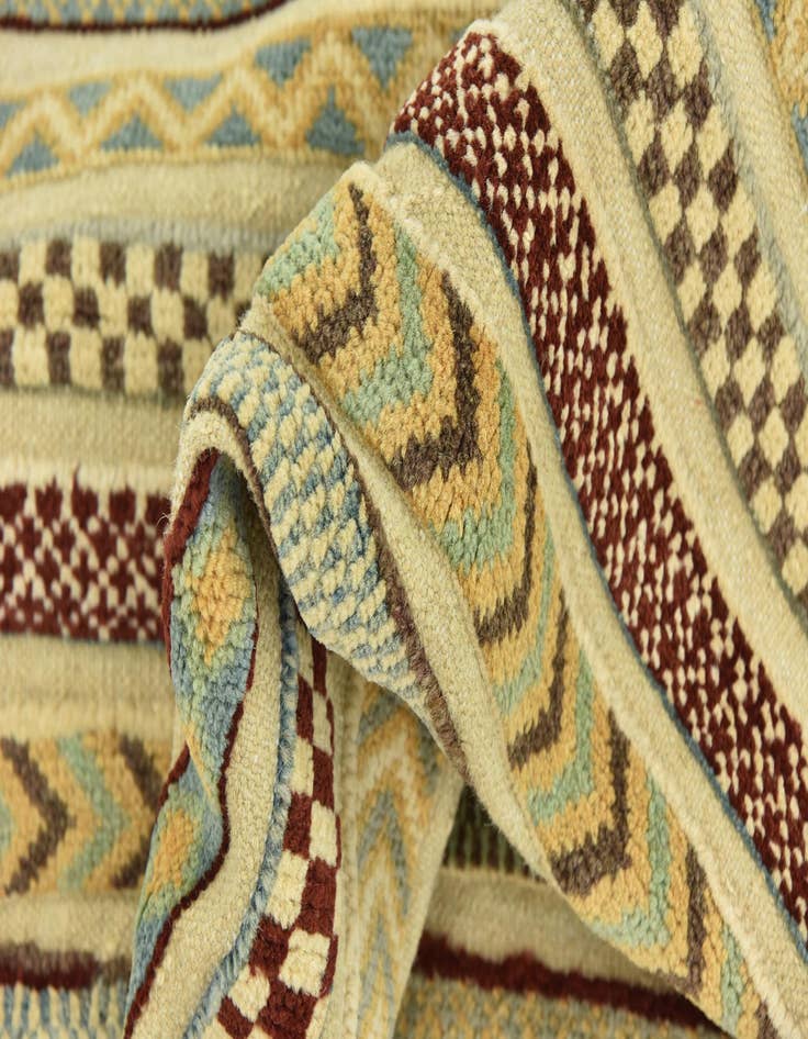 Detail image of  6' 6 x 9' 10  Hand Knotted Darya Rug