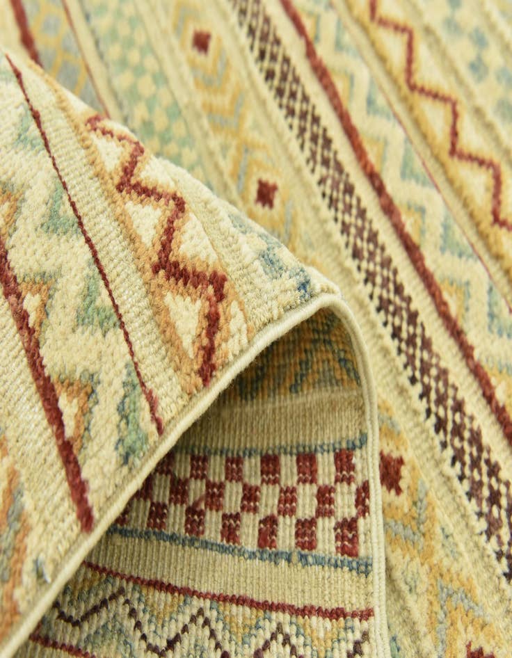 Detail image of  3' 2 x 4' 10  Hand Knotted Darya Rug
