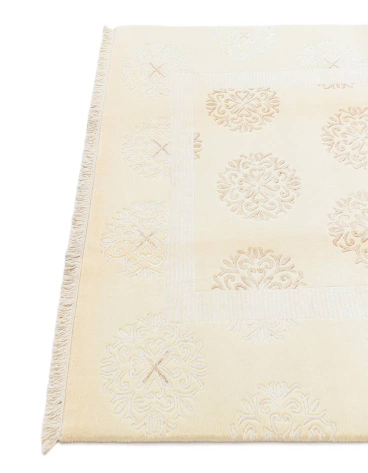 Detail image of  5' 7 x 8' Darya Rug