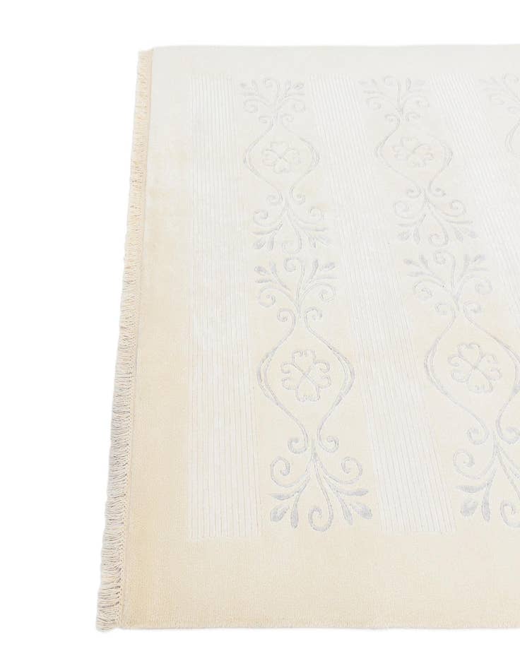 Detail image of  5' 7 x 8' Darya Rug