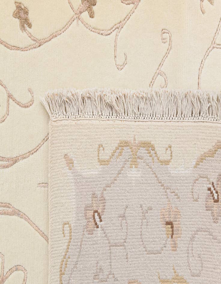 Detail image of  5' 7 x 8' Darya Rug