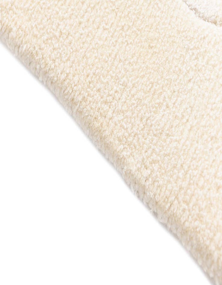 Detail image of  4' 1 x 6' Darya Rug