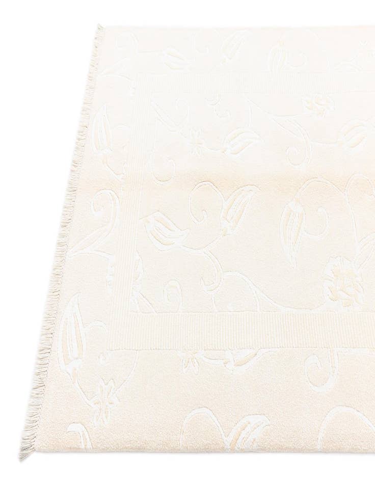 Detail image of  4' 1 x 6' Darya Rug