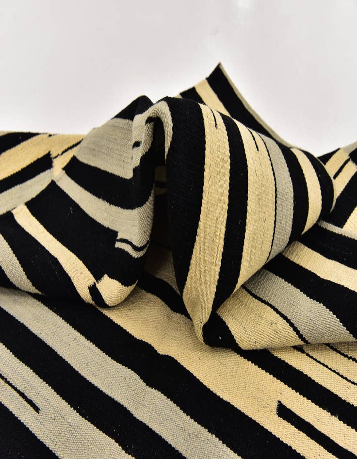 Detail image of  4' 4 x 5' 10  Hand Woven Kilim Modern Wool Rug