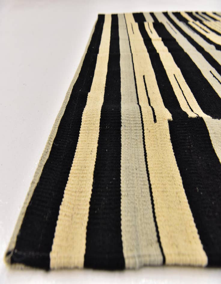 Detail image of  4' 4 x 5' 10  Hand Woven Kilim Modern Wool Rug