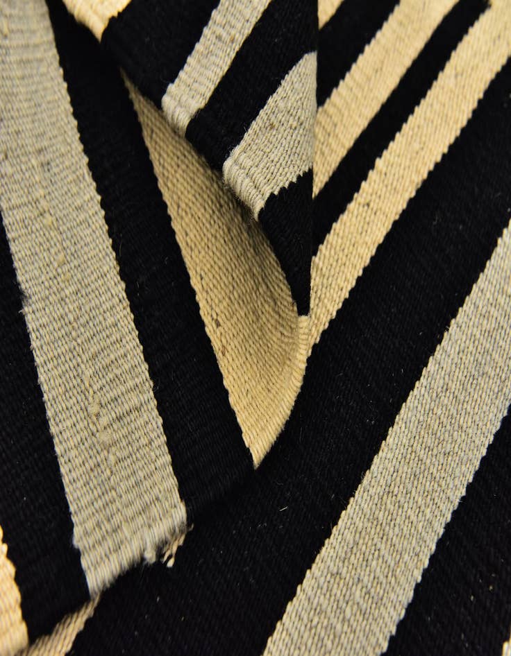 Detail image of  4' 4 x 5' 10  Hand Woven Kilim Modern Wool Rug