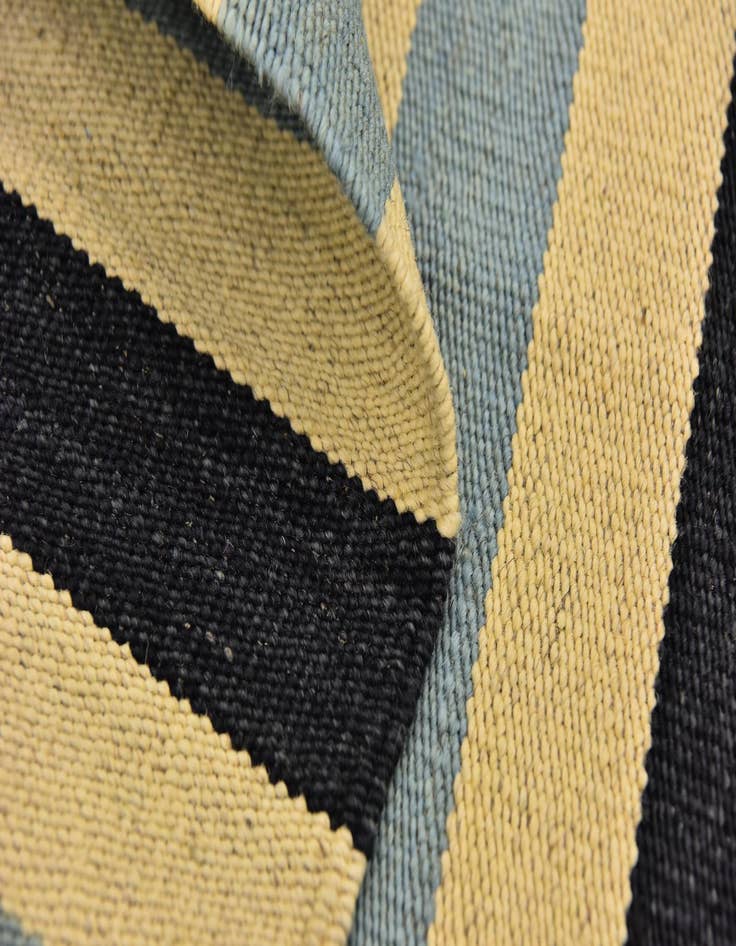 Detail image of  4' 4 x 5' 10  Hand Woven Kilim Modern Wool Rug