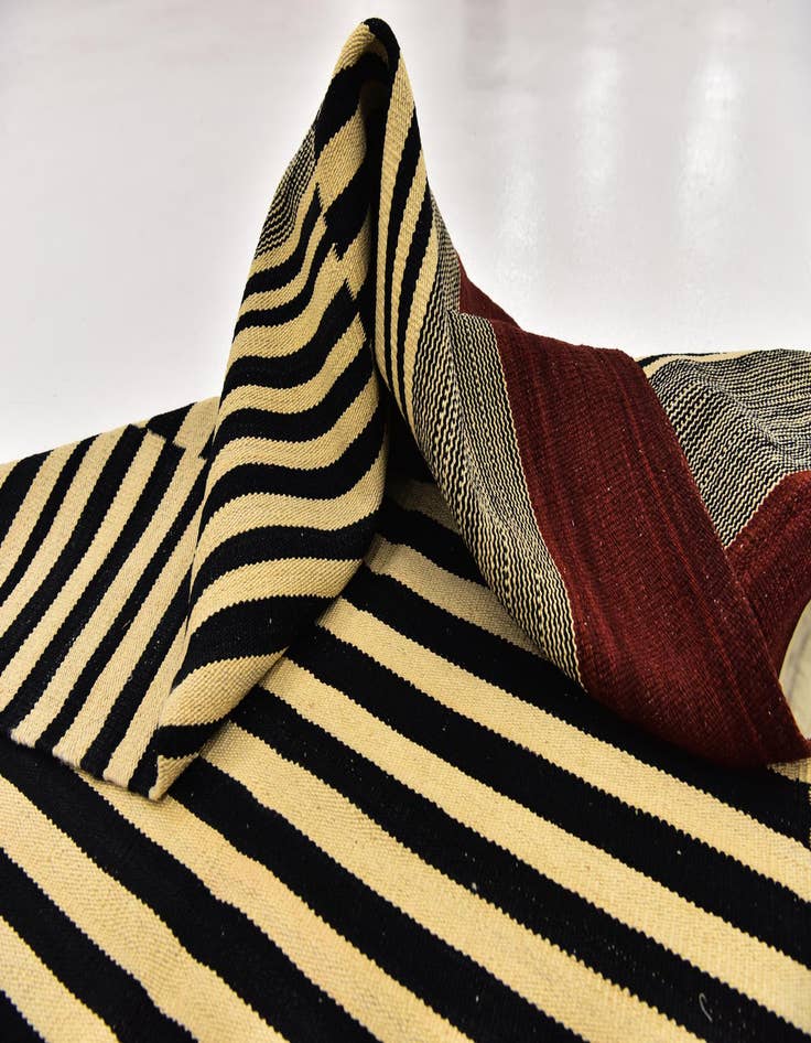 Detail image of  4' 4 x 5' 9  Hand Woven Kilim Modern Wool Rug