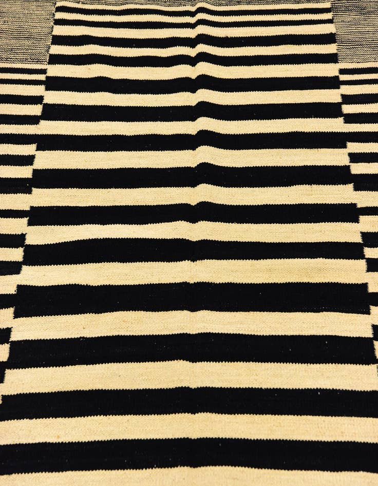 Detail image of  4' 2 x 5' 10  Hand Woven Kilim Modern Wool Rug