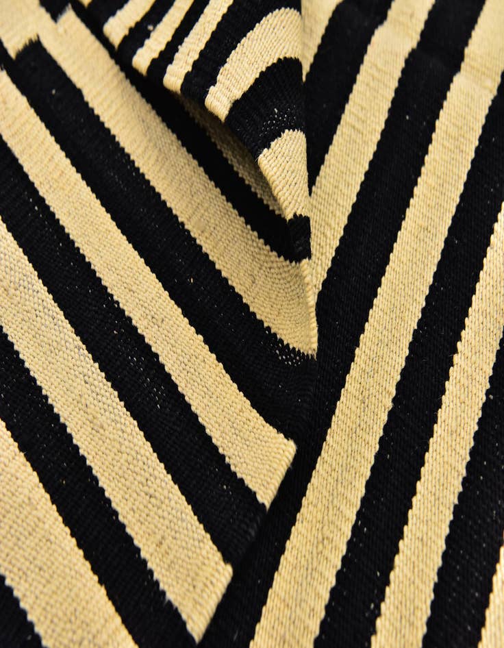 Detail image of  4' 2 x 5' 10  Hand Woven Kilim Modern Wool Rug