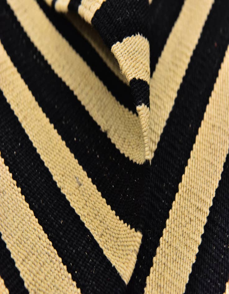 Detail image of  4' 2 x 5' 10  Hand Woven Kilim Modern Wool Rug