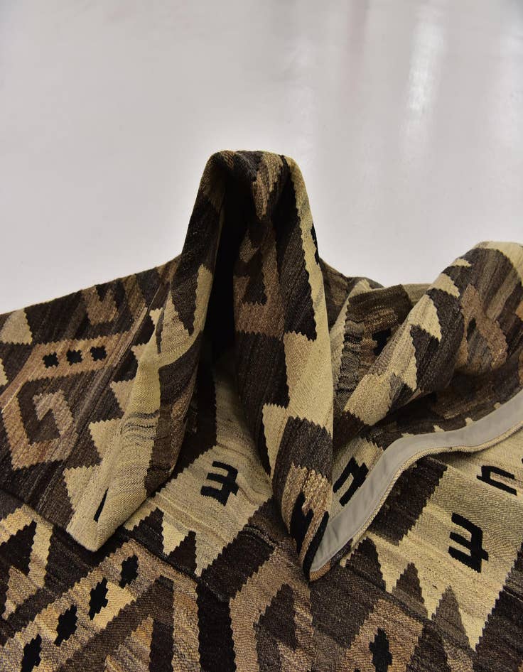 Detail image of  5' 5 x 7'  Hand Woven Kilim Modern Wool Rug