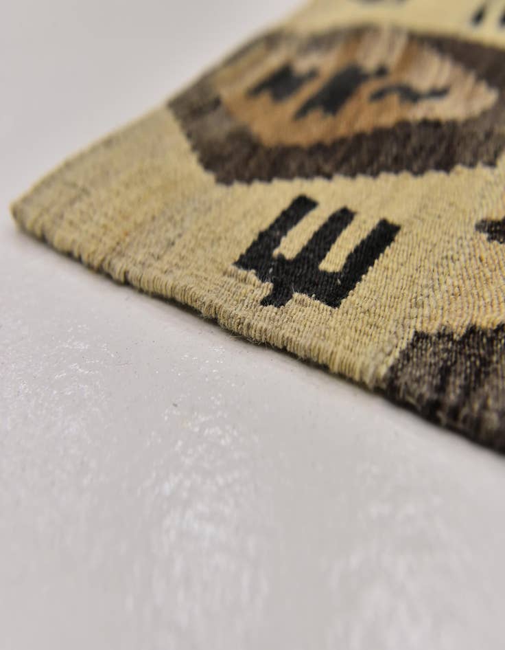 Detail image of  5' 5 x 7'  Hand Woven Kilim Modern Wool Rug