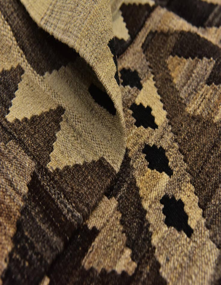 Detail image of  5' 5 x 7'  Hand Woven Kilim Modern Wool Rug