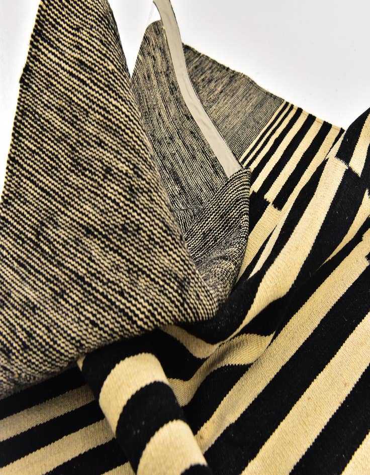 Detail image of  4' 4 x 6'  Hand Woven Kilim Modern Wool Rug