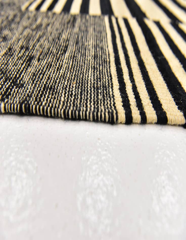 Detail image of  4' 4 x 6'  Hand Woven Kilim Modern Wool Rug