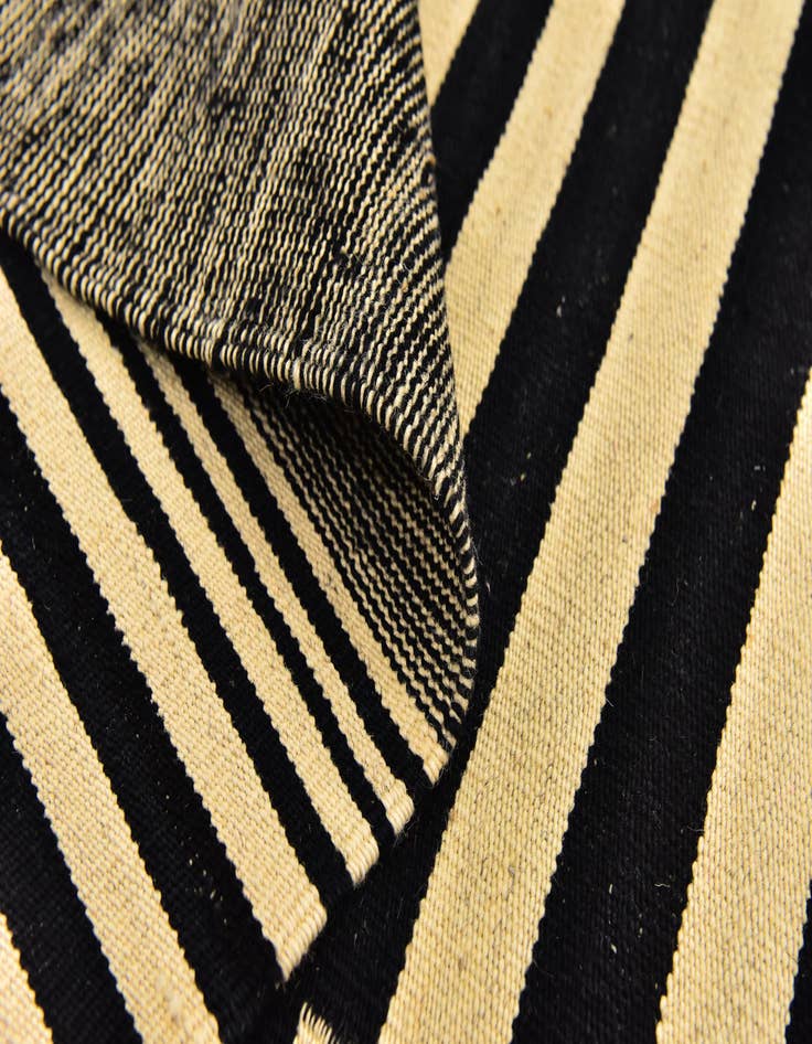 Detail image of  4' 4 x 6'  Hand Woven Kilim Modern Wool Rug